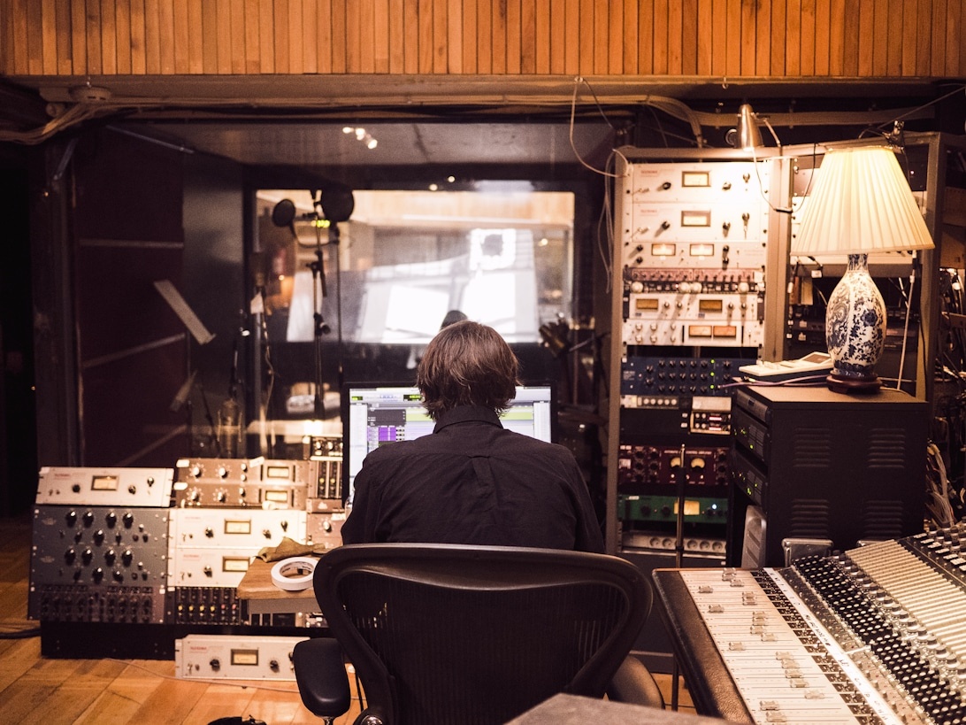 Elektronisk musik – från pionjärer till modern EDM